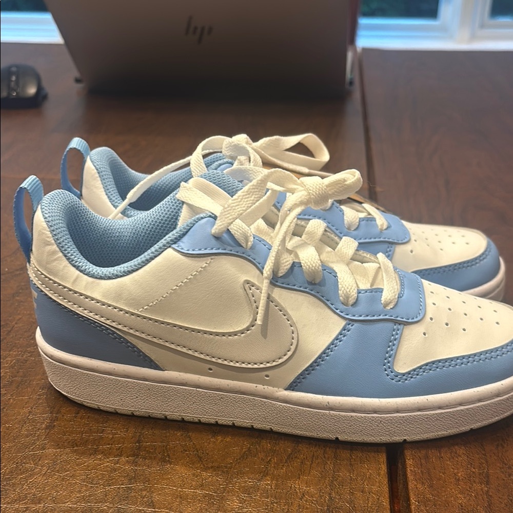 Nike Kids Low-Top Sneaker - White & Light Blue size 4 unisex